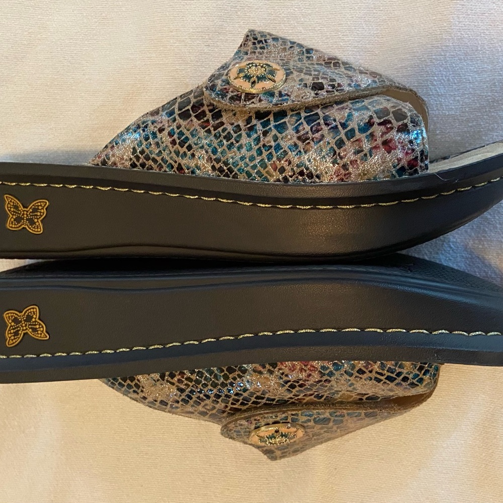Algeria by PG Lite. 
Slip on sandals.
Size US 9/UK 40 - Picture 5 of 5